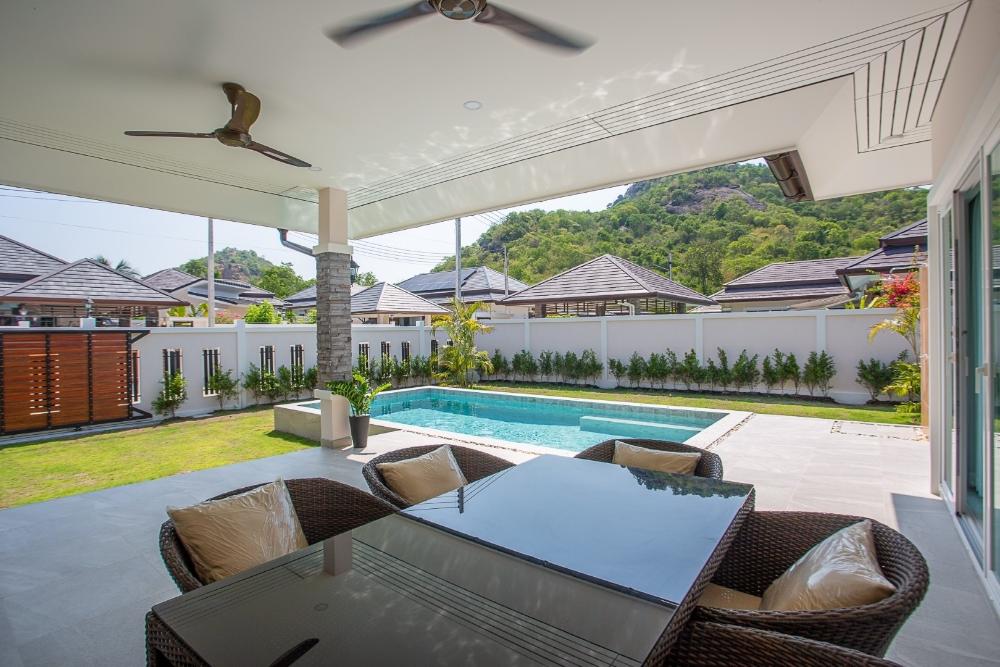 Grand Pool Villa Type B in Hua Hin mit freier Sicht über den Ort Hin Lek Fai, Thailand
