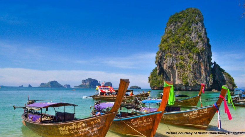 Strandbild mit Boot in Thailand